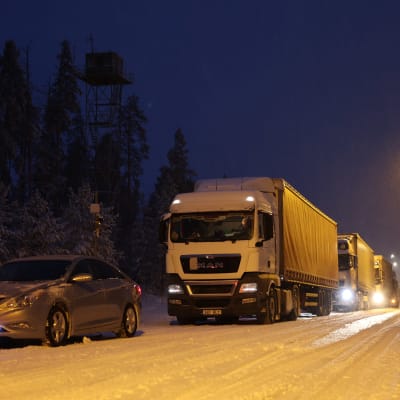 Vartiuksen raja-aseman aamujono torstaiaamuna. Jonossa on kolmisenkymmentä autoa.