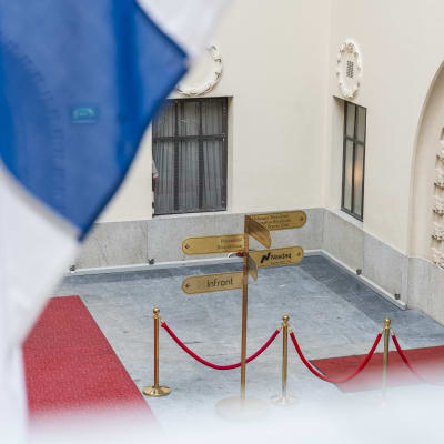  Pörssitalon aula, Nasdaq-kyltti ja Pörssisäätiö-kyltti ja Suomen lippu.