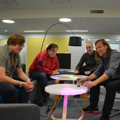 Jan-Erik Andersson och IT-avdelningen vid Åbo Akademi har skapat bord som reagerar på ljud.