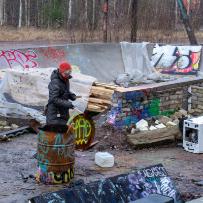 Graffitimålad rostig tunna. 