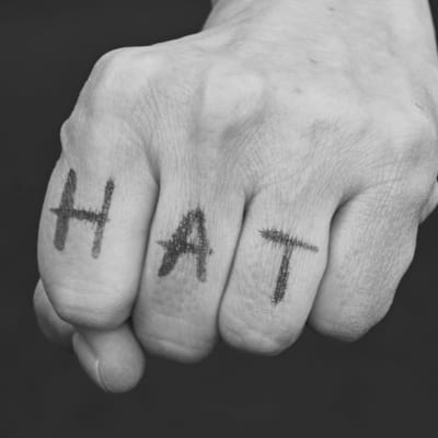 Knytnäve med hat-text. Svartvit.