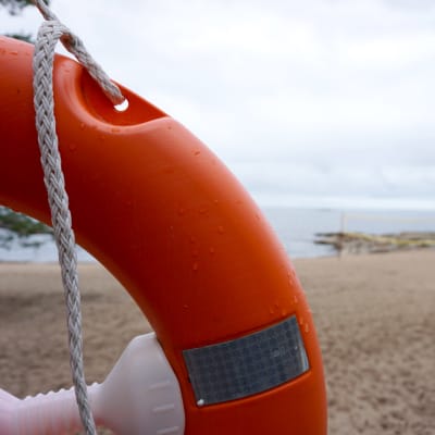 Livboj på en strand.