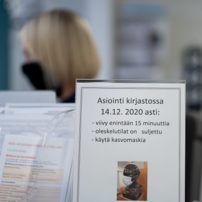 Kyltti kirjastossa koronarajoituksista marraskuussa, Myrskylän kirjasto, 27.11.2020.