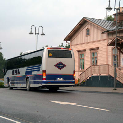 En buss utanför Ekenäs resecenter.