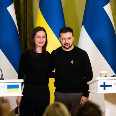 Suomen pääministeri Sanna Marin ja Ukrainan presidentti Volodymyr Zelensky pitivät yhteisen lehdistötilaisuuden Ukrainan presidentin toimistossa Kiovassa.