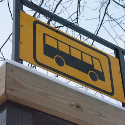 en busshållplats skylt