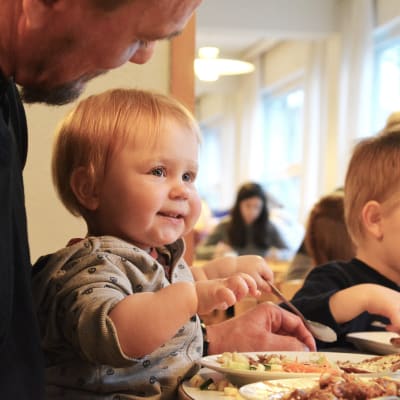Litet barn äter skolmaten i Strömborgska skolan