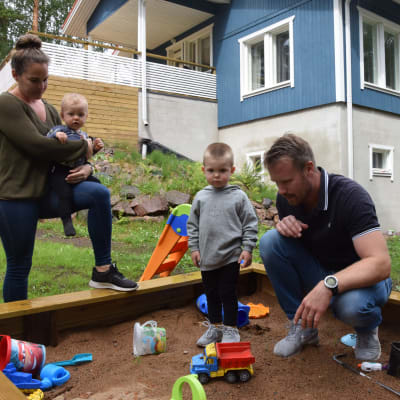 Patrik Grönberg med familj leker i sandlådan.