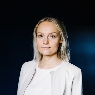 Valmentaja / yrittäjä Vanessa Törnblom katsoo kohti.