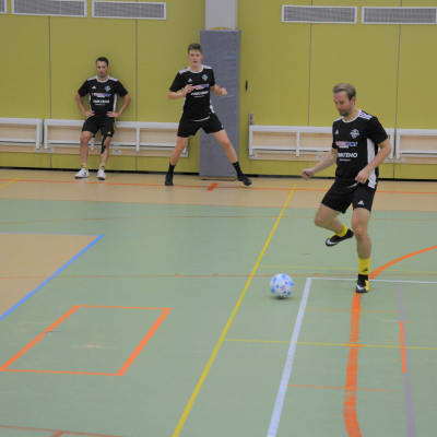 Joel Sunabacka med bollen.