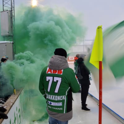 Gröna rökpatroner ryker vid Akilles match i Borgå.