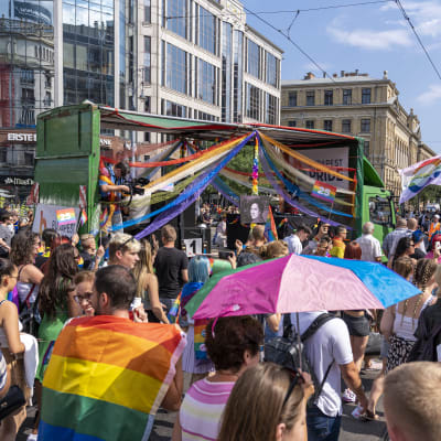 Juhlijoita Budapest Pride-kulkueessa 2021.