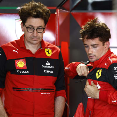 Ferrarin tallipäällikkö Mattia Binotto (vas.) ja kuljettaja Charles Leclerc ajatuksissaan.