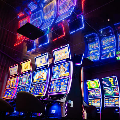 Spelautomater i nyöppnade Tammerforsarenans kasino.