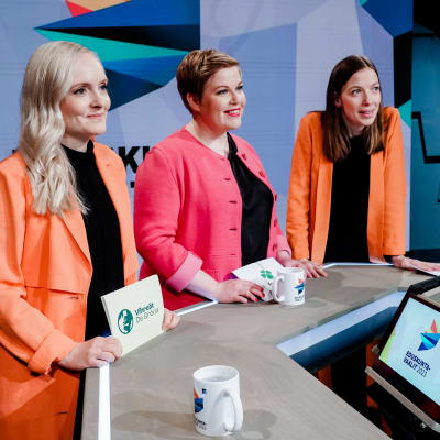 Maria Ohisalo, Annika Saarikko ja Li Andersson vaalitentissä.
