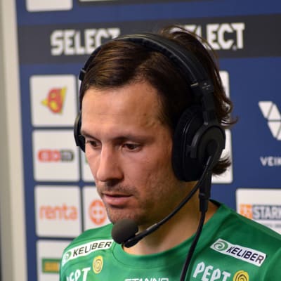Sebastian Mannström ger en TV-intervju.