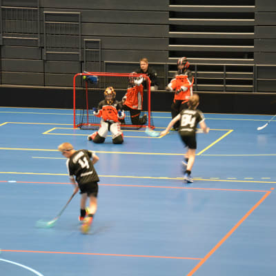 Pojkar tränar innebandy i Kuppis bollhall i Åbo. 