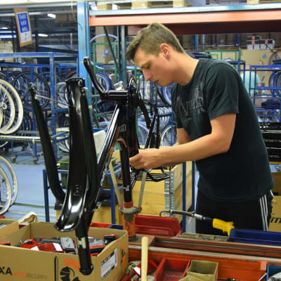 Patrik Lindström trivs på cykelfabriken i Hangö. Lokala avtal har satt punkt för permitteringar och samarbetsförhandlingar tillsvidare.   