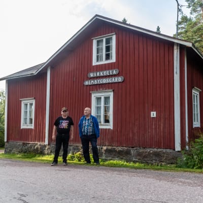 Peter Larsén och Svante Kiljander på gårdsplanen vid Wårkulla.
