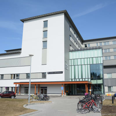Kainuun uuden keskussairaalan pääsisäänkäynti kuvattuna keväällä.