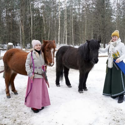 Viola Mäenpää och Rose-Marie Dahlström står bredvid två islandshästar (Rilla och Àma).