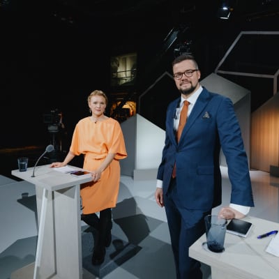 Programledare Frida Frankenhaeuser (vänster.) och Filip Sten.