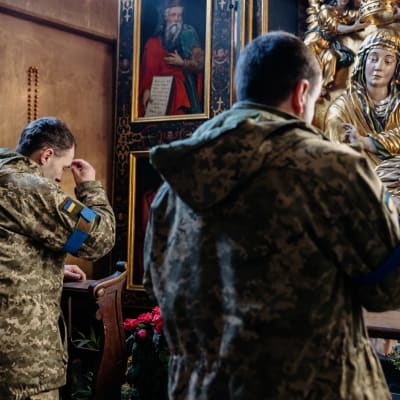 Ukrainalaiset sotilaat rukoilevat Pietari-Paavalin varuskuntakirkossa Lvivin kaupungissa Ukrainassa.