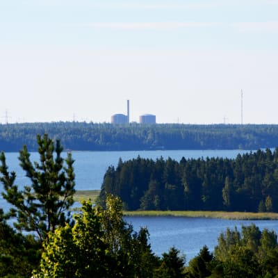 Vy från Kuckostenen mot Hästholmens kärnkraftverk.