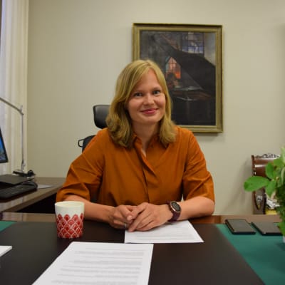 Kulturministern Hanna Kosonen i sitt arbetsrum.