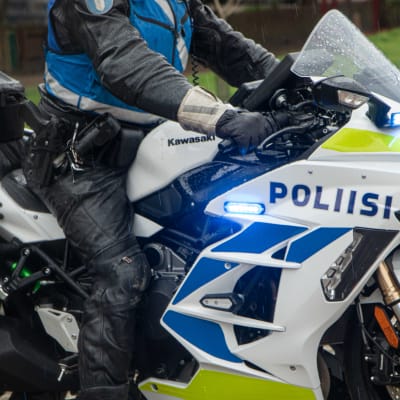 Manlig polis på motorcykel