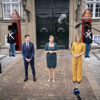 Tanskan uudet ministerit median edessä.