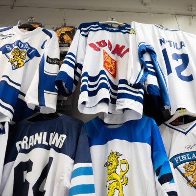 Leijonien pelipaitoja JP10:n myymälässä Tampereella.