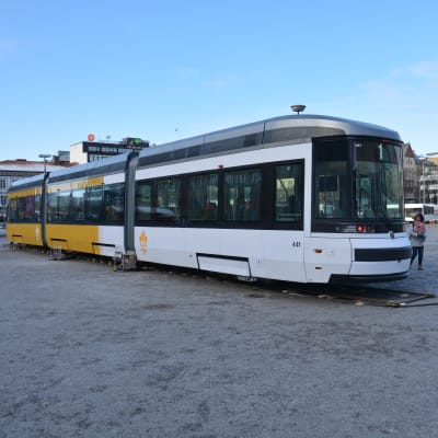Spårvagn på Salutorget i Åbo.