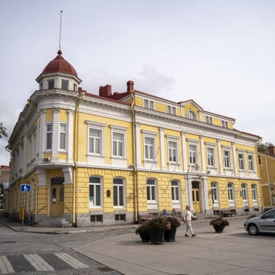 Ett gult hus i centrum av Ekenäs som är Ekenäs gamla stadshus.