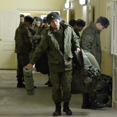 Ryska beväring som mobiliserades till kriget i Ukraina i höstas i en inomhuskorridor.