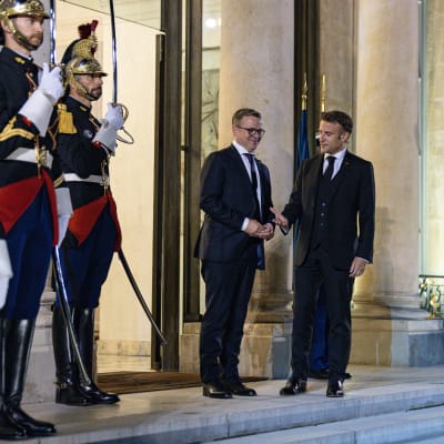 President Emmanuel Macron hälsar statsminister Petteri Orpo välkommen till Elyséepalatset.