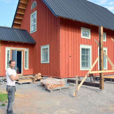 jonathan Hemming utanför sitt hus.