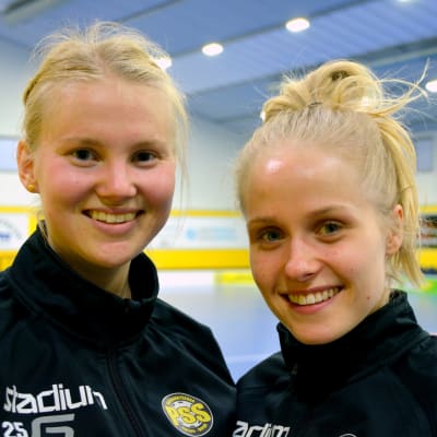 Innebandyspelarna Olivia Kortelainen och Linda Törnqvist