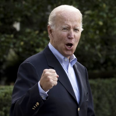 Yhdysvaltain presidentti Joe Biden puristaa nyrkkiä voitonriemuiseen eleeseen.