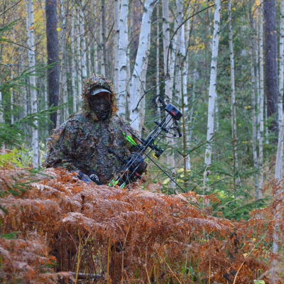 Anton Lindborg jagar i kamouflagedräkt.