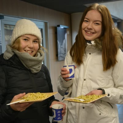 Många ville vara med och fira dillmakaronifest i Vasa. - Vasa är en fantastisk studiestad, säger Emilia Närhi och Sanna Keltanen.