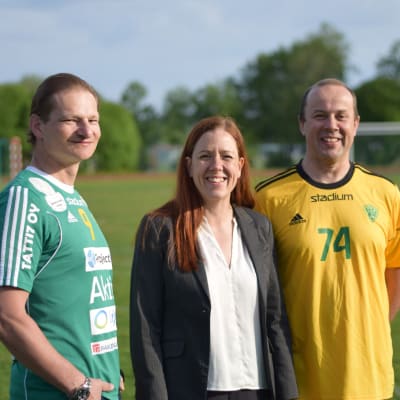 Pelle Broman, Mia Westerlund och Johan Andberg vid idrottsplan i Sjundeå