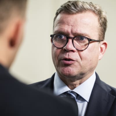 Petteri Orpo puhuu.