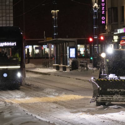 Raitiovaunu ja lumiaura Hämeenkadulla Tampereella.