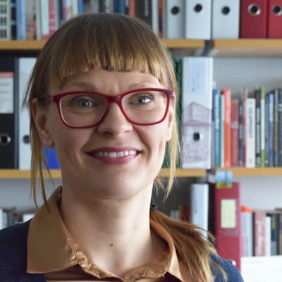 Enligt WHO borde staten övervaka internationell rekrytering, Tiina Vaittinen säger att Finland bryter mot WHO:s rekommendationer. 