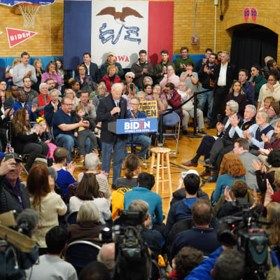 Joe Biden håller kampanjevenemang i Cedar Rapids, Iowa.