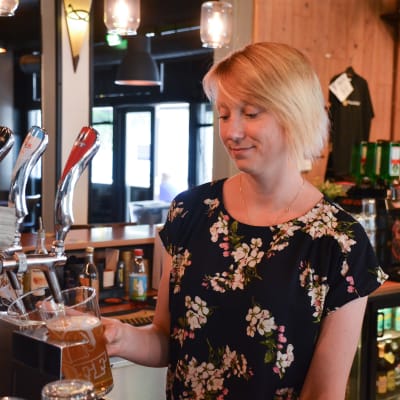 Nora Heikkilä fyller på öl i ett stop på pubben för Hotelli Zilton. 