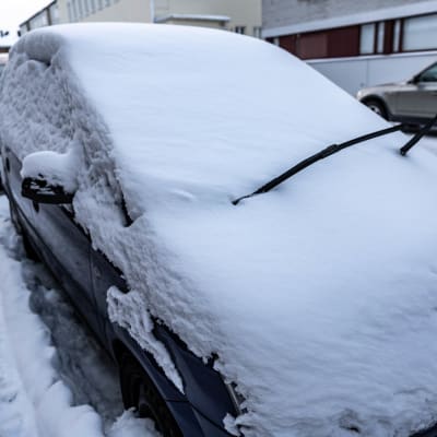 Bil täckt av snö