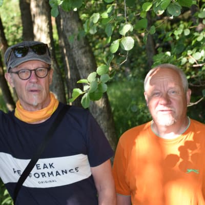 Uffe Enberg och Sixten Lundberg står i buskaget.