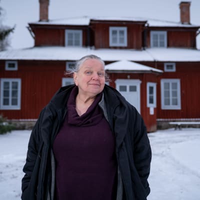 Kirjailija ja käsikirjoittaja Kirsti Manninen Alikartanon uuden päärakennuksen (Ylipytinki) edessä, joka toimii Nordenskiöld-museon yhteydessä, Mäntsälä, 24.11.2022.